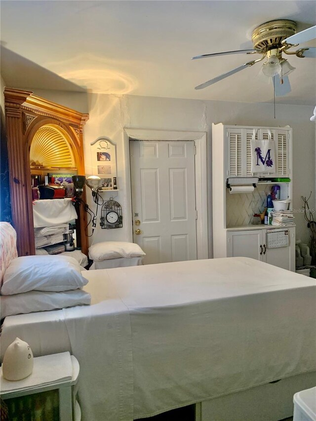 clothes washing area featuring ceiling fan