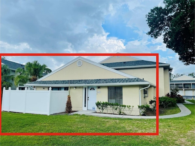 view of front facade featuring a front lawn