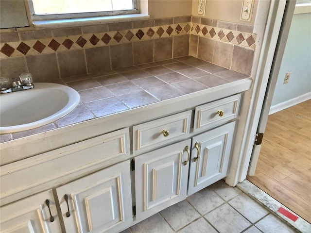 bathroom featuring sink