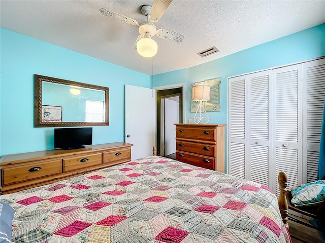 bedroom featuring ceiling fan, a textured ceiling, and a closet