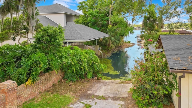 view of yard featuring a water view