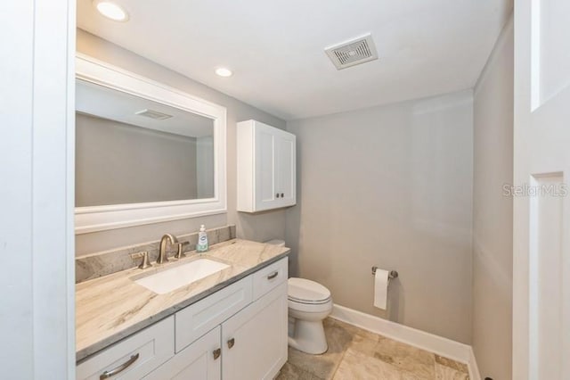 bathroom featuring recessed lighting, visible vents, toilet, vanity, and baseboards