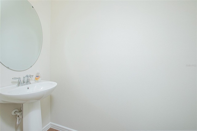 bathroom featuring a sink and baseboards