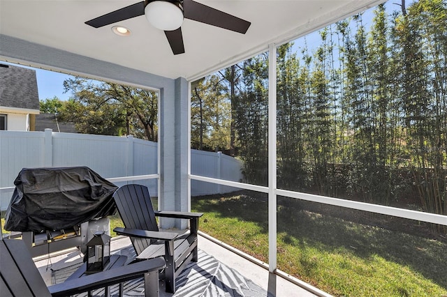 sunroom with ceiling fan