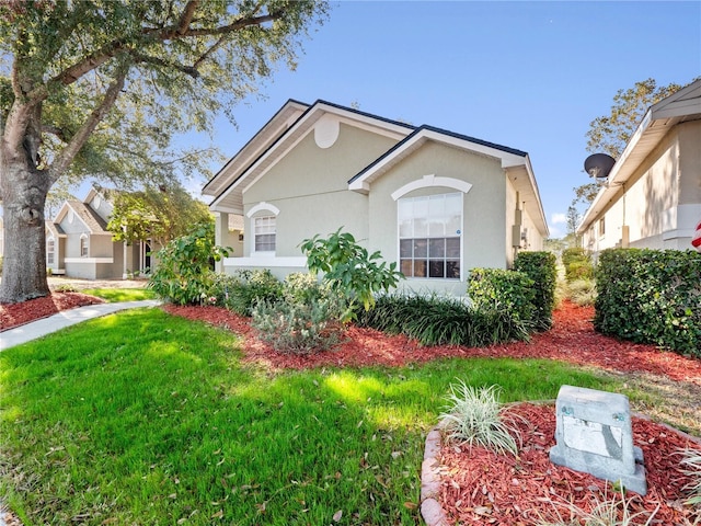 view of front of house featuring a front lawn