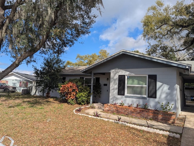 single story home featuring a front lawn