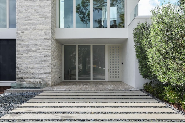 property entrance featuring stucco siding