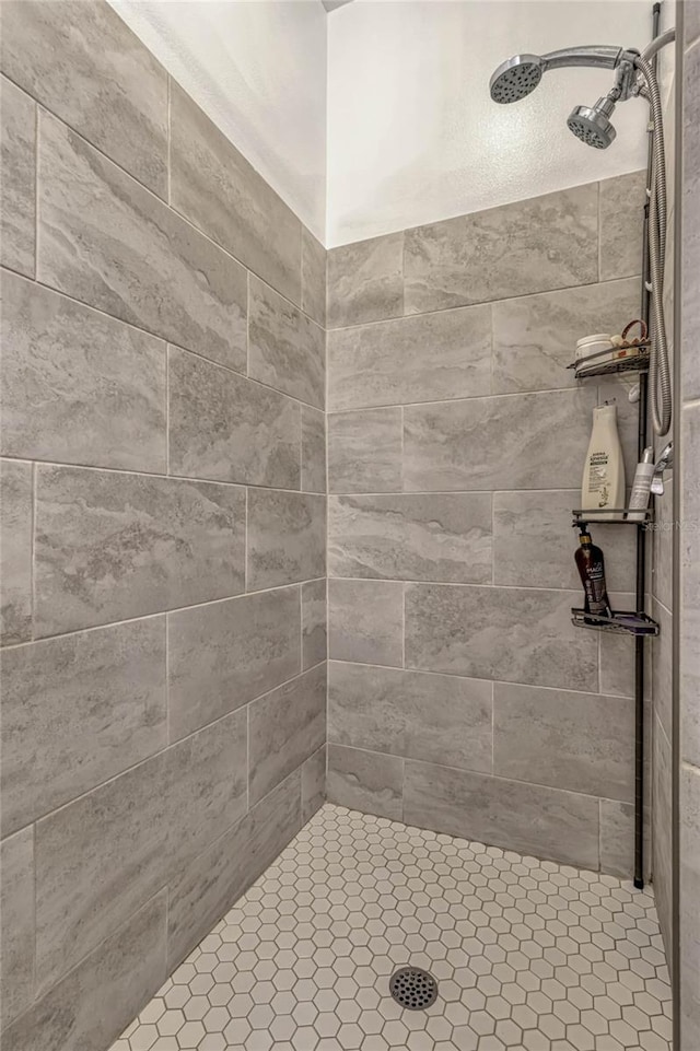 bathroom featuring a tile shower