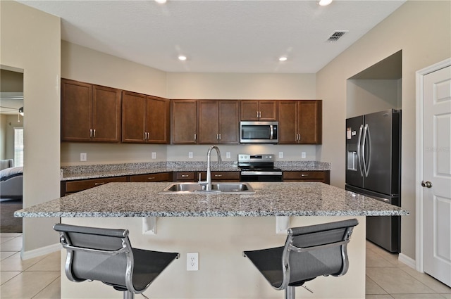 1546 Park Leah Cir, Apopka, FL 32712 - kitchen with visible vents, a kitchen island with sink, stainless steel appliances, a kitchen bar, and a sink