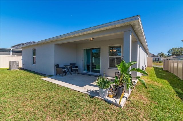 1546 Park Leah Cir, Apopka, FL 32712 - back of house with fence, a lawn, and stucco siding
