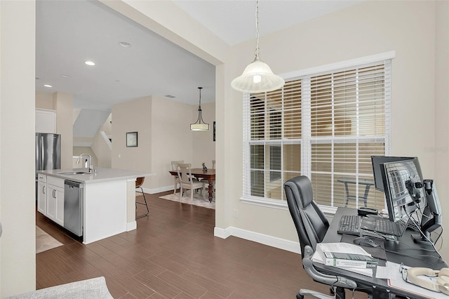 office area with dark wood-type flooring, recessed lighting, a sink, and baseboards