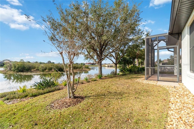 view of yard featuring a water view