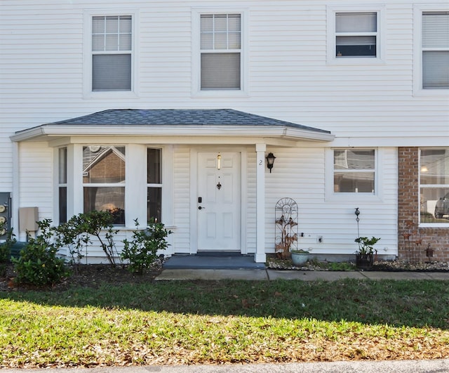 view of front of property featuring a front yard