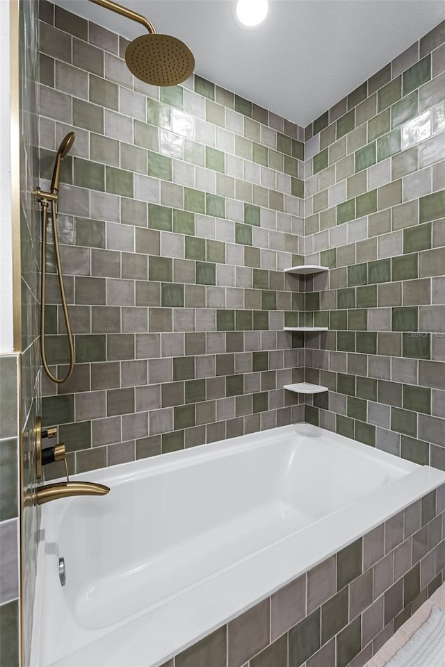 bathroom with tiled shower / bath combo