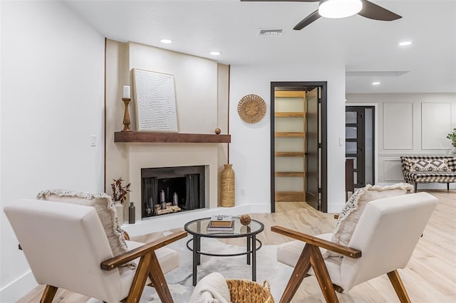 sitting room with ceiling fan