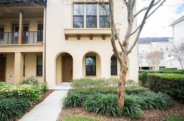 entrance to property with stucco siding