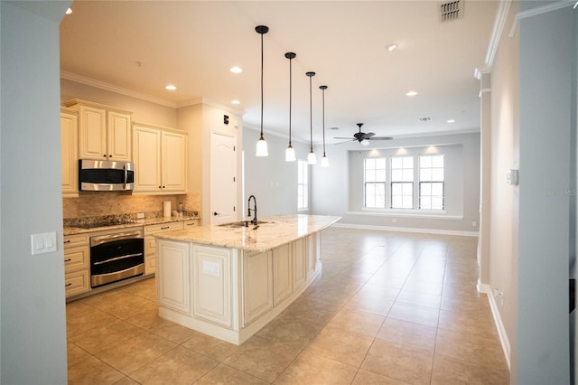 kitchen featuring visible vents, an island with sink, open floor plan, hanging light fixtures, and stainless steel appliances