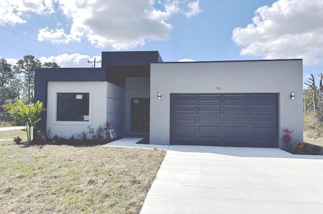 view of front of property featuring a front yard and a garage