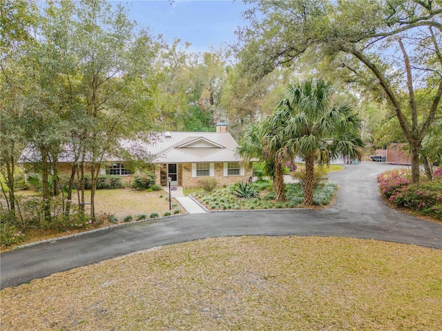 view of front of property featuring a front lawn