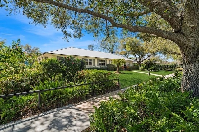 view of front of home featuring a front lawn