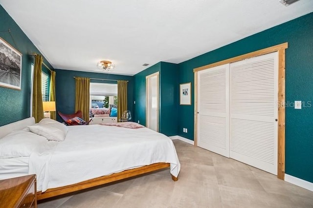 bedroom featuring visible vents, baseboards, and a closet