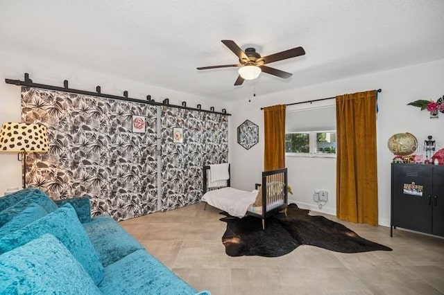 sitting room with ceiling fan