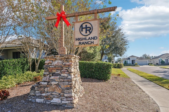 community / neighborhood sign with a residential view