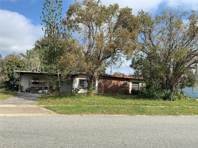 view of front of home with a carport and a front yard