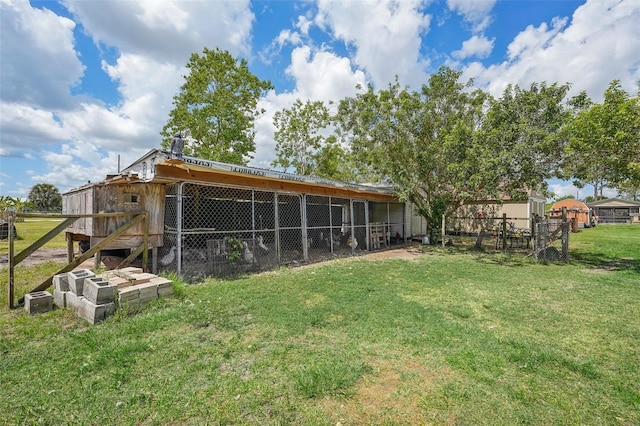 view of yard featuring an outdoor structure