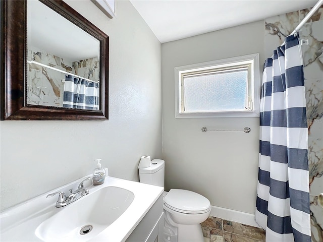 bathroom featuring a shower with shower curtain, vanity, and toilet