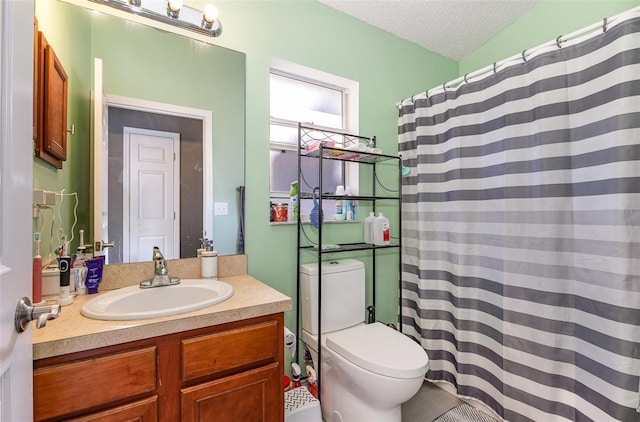 full bathroom featuring a shower with curtain, a textured ceiling, toilet, and vanity