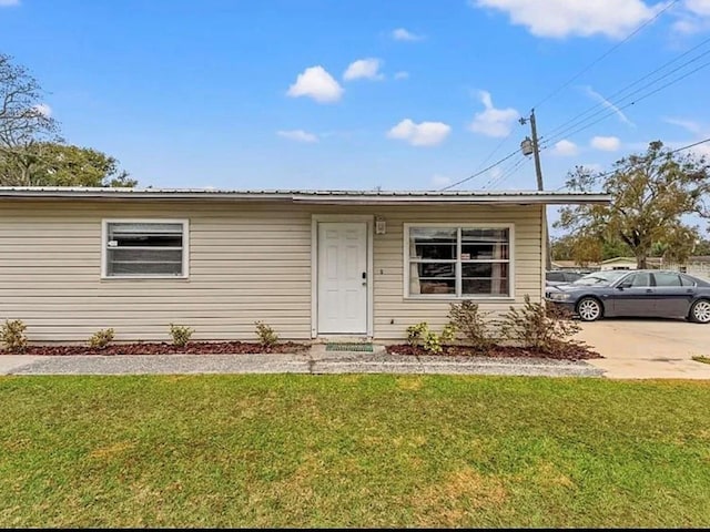 view of front of property with a front yard