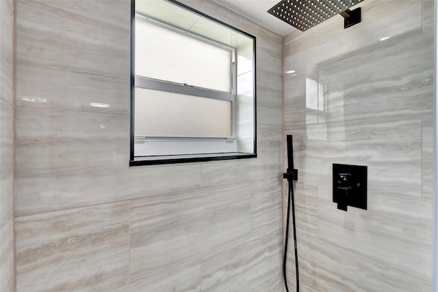 bathroom featuring a tile shower