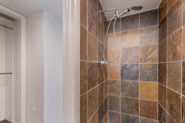 bathroom featuring a tile shower