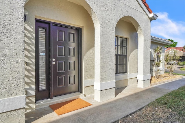 property entrance featuring stucco siding