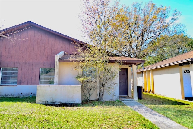 view of front facade featuring a front lawn