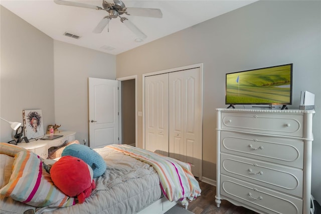 bedroom featuring ceiling fan, dark wood-style flooring, a closet, and visible vents