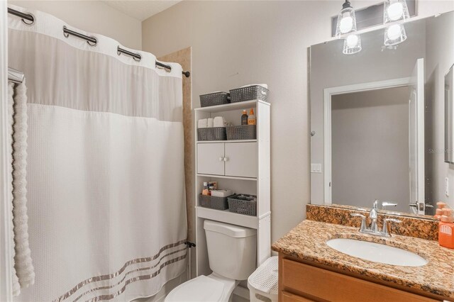 full bathroom featuring vanity, toilet, and a shower with curtain