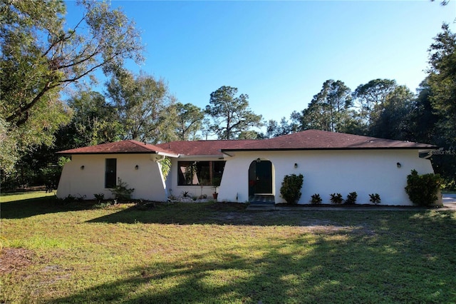 view of front facade with a front lawn