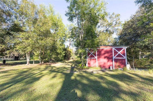 view of yard featuring an outbuilding