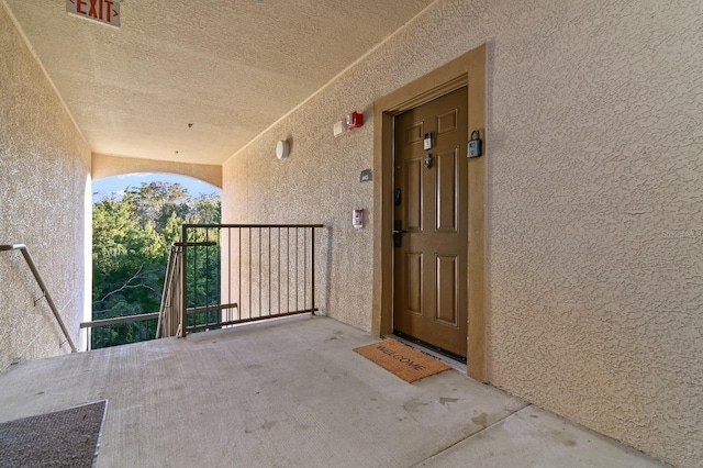 view of exterior entry featuring stucco siding