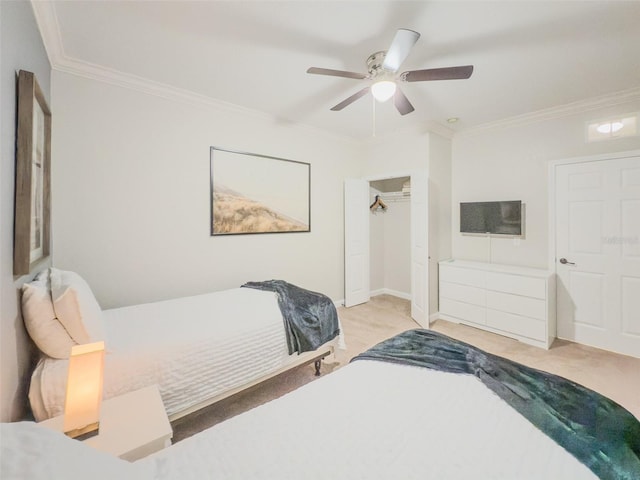 8000 Tuscany Way Unit 4405, Davenport, FL 33896 - bedroom featuring carpet floors, ornamental molding, a ceiling fan, and a closet