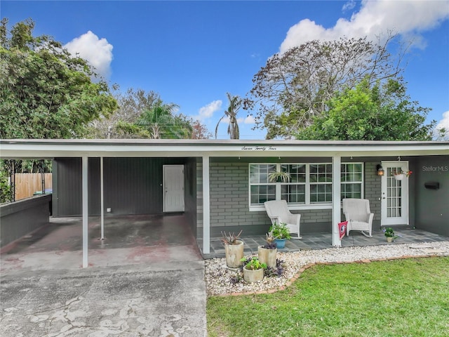 single story home with a carport