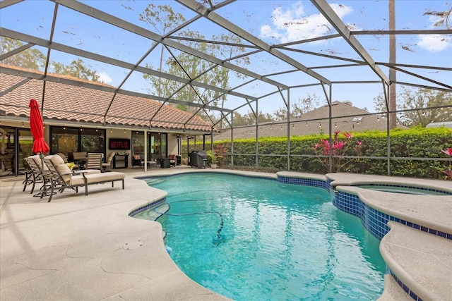 view of swimming pool featuring a pool with connected hot tub, a lanai, a patio, and an outdoor living space