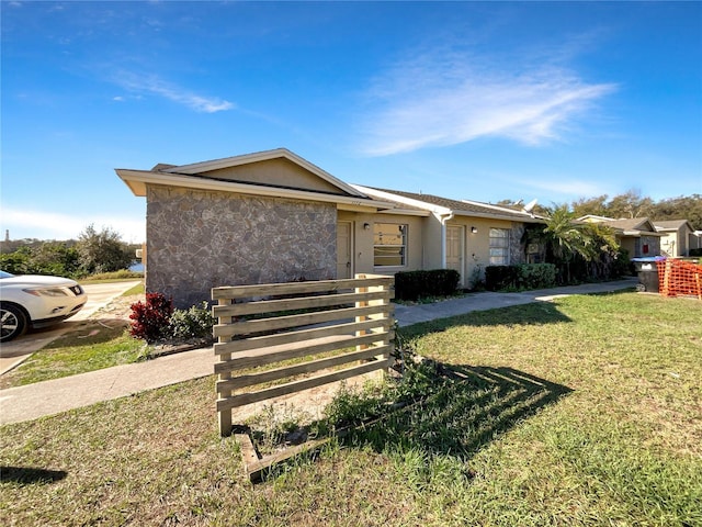 view of front of home featuring a front yard