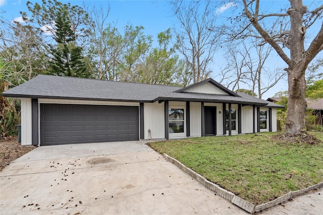 view of front of property featuring a front lawn and a garage