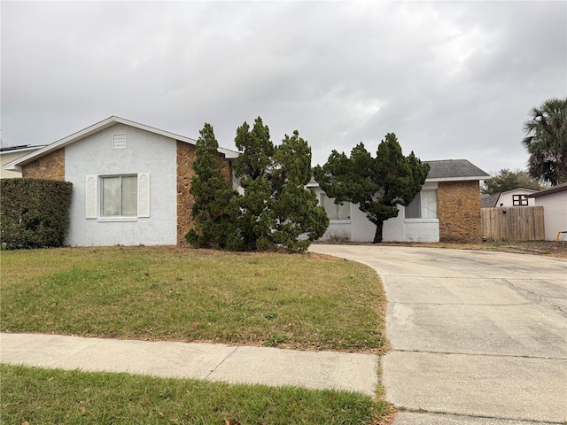 view of front of home featuring a front yard