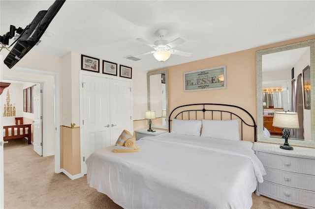 bedroom featuring light carpet, visible vents, a ceiling fan, baseboards, and a closet