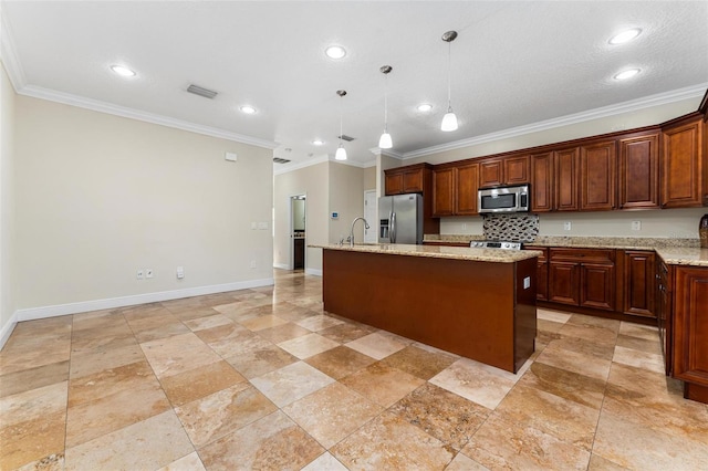 kitchen featuring a sink, visible vents, appliances with stainless steel finishes, a center island with sink, and pendant lighting