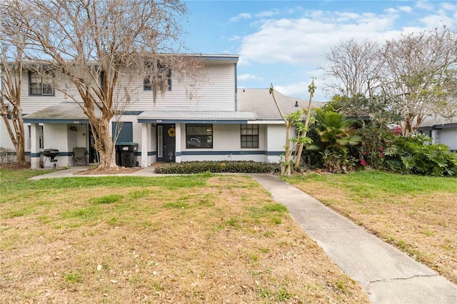 view of front of property featuring a front yard